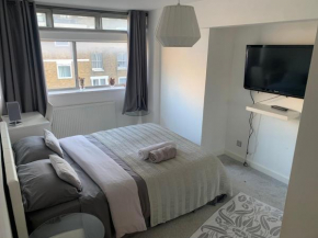 new- PRIME LOCATION-SPACIOUS COZY ROOM NEXT TO HYDE PARK